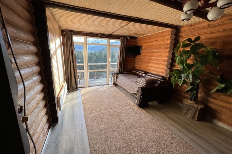 Люкс №10, 3 комнаты, от 1 до 5 гостей, двуспальная кровать, балкон, вид на горы